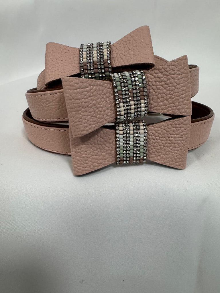 Collier en cuir avec noeud papillon strass