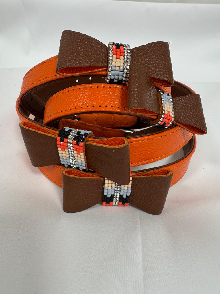 Collier en cuir avec noeud papillon strass