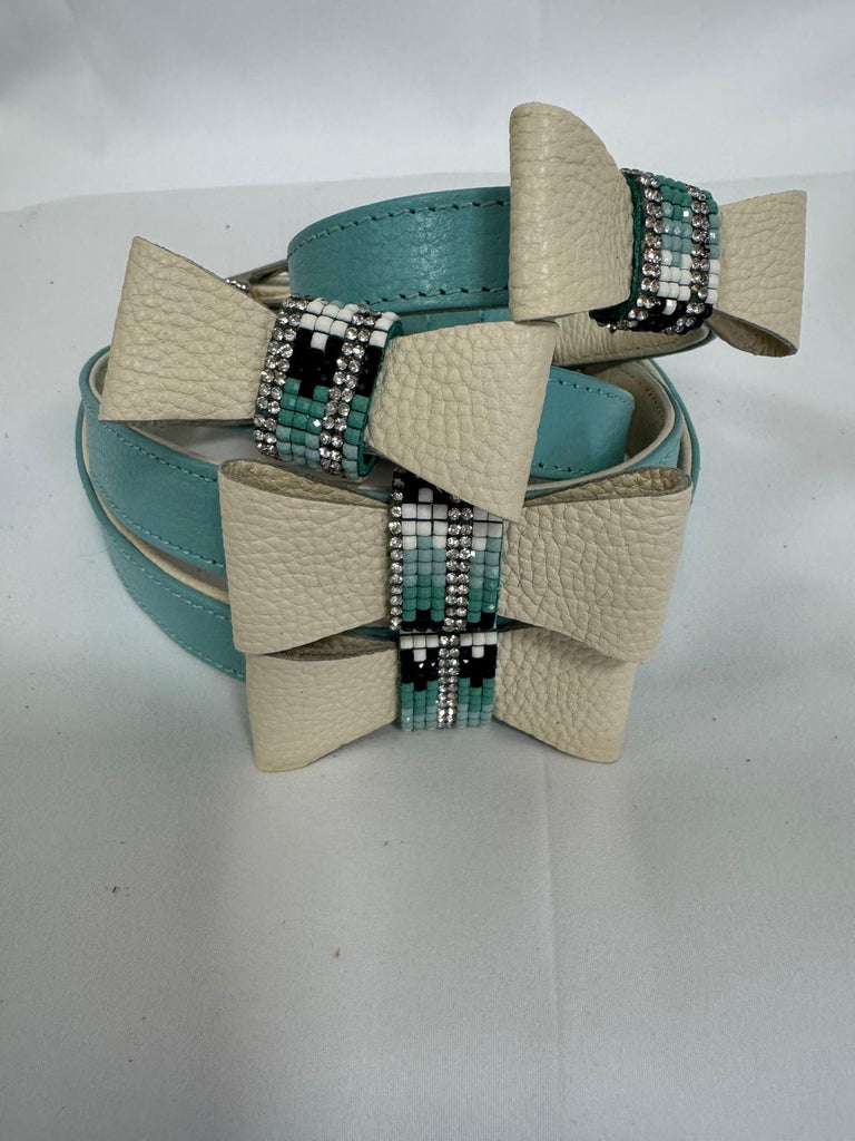 Collier en cuir avec noeud papillon strass
