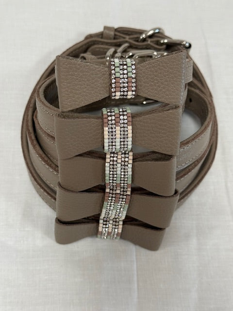 Collier en cuir avec noeud papillon strass