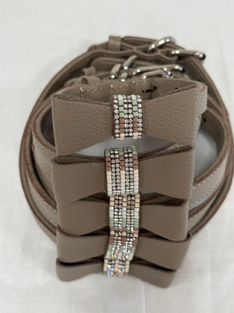 Collier en cuir avec noeud papillon strass