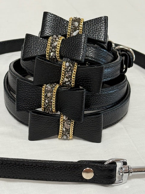 Collier en cuir avec noeud papillon strass