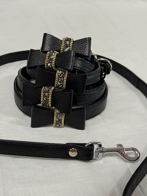 Collier en cuir avec noeud papillon strass